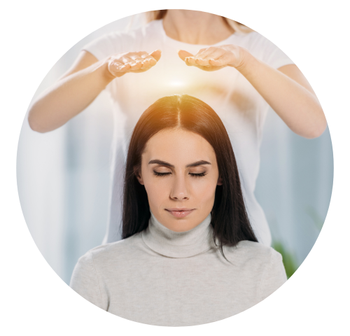 Terapeuta aplicando reiki numa cliente, pois o reiki afeta positivamente toda a saúde das pessoas