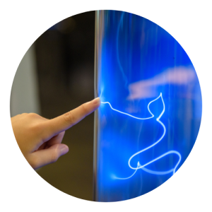 Dedo encostando em uma superfície azul, onda há corrente elétrica.
