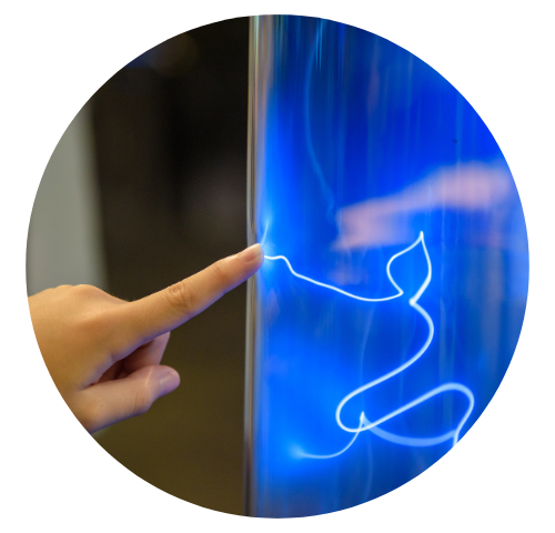 Dedo encostando em uma superfície azul, onda há corrente elétrica.