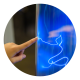 Dedo encostando em uma superfície azul, onda há corrente elétrica.