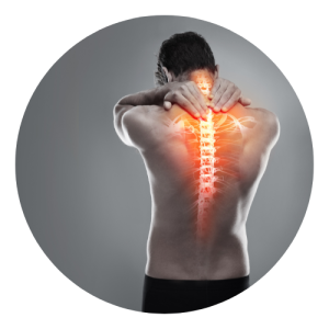 Homem de costas, sem camisa, com as mãos nos ombros e os dedos no início da coluna vertebral. A espinha dorsal está em destaque, iluminada.