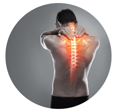 Homem de costas, sem camisa, com as mãos nos ombros e os dedos no início da coluna vertebral. A espinha dorsal está em destaque, iluminada.