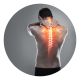 Homem de costas, sem camisa, com as mãos nos ombros e os dedos no início da coluna vertebral. A espinha dorsal está em destaque, iluminada.
