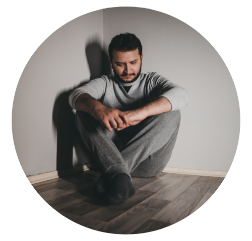 Homem está sentado no chão,, sentindo depressão