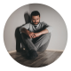 Homem está sentado no chão,, sentindo depressão