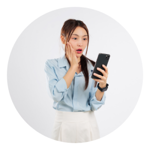 Mulher asiática está olhando para o celular com o semblante preocupado, pois sofre de ansiedade digital.. 