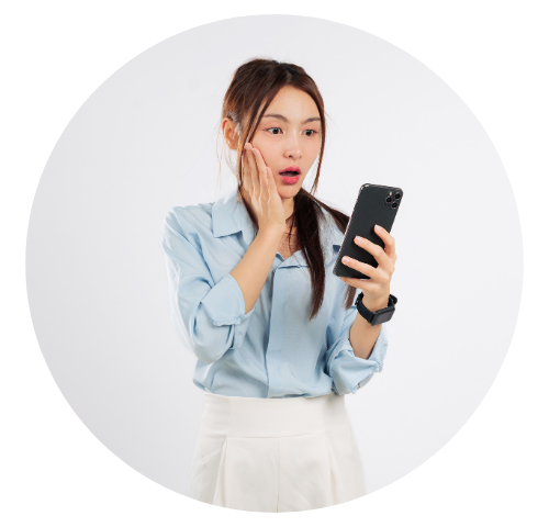 Mulher asiática está olhando para o celular com o semblante preocupado, pois sofre de ansiedade digital..