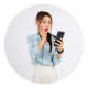 Mulher asiática está olhando para o celular com o semblante preocupado, pois sofre de ansiedade digital..
