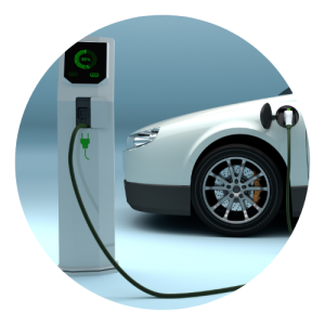 Carro elétrico sendo carregado em um posto de abastecimento. 