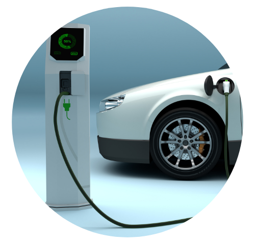 Carro elétrico sendo carregado em um posto de abastecimento.