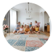 Crianças brincando na sala de casa, onde há ar-condicionado e luzes acesas e épreciso reduzir a energia.