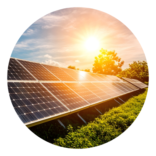 Placas de energia solar e elas podem ser usadas por cidade que cria usina de energia solar.