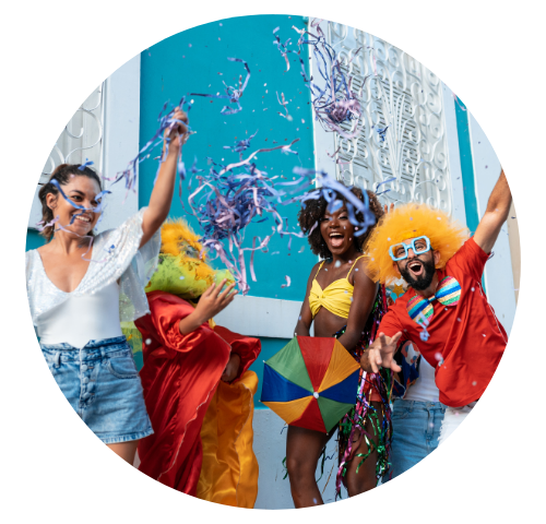 Jovens dançando em um bloco de carnaval