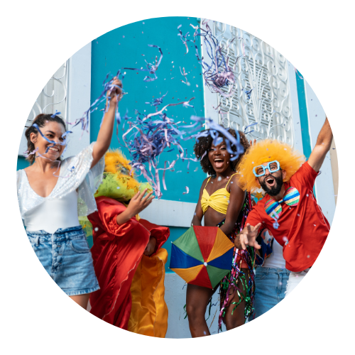 Jovens dançando em um bloco de carnaval