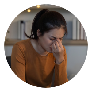 Mulher está em casa, sentada no sofá e tentando lidar com o controle da ansiedade