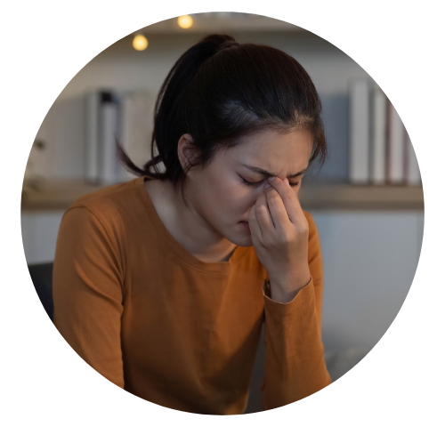 Mulher está em casa, sentada no sofá e tentando lidar com o controle da ansiedade