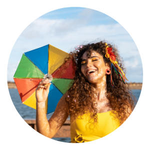 Mulher está dançando durante o carnaval 