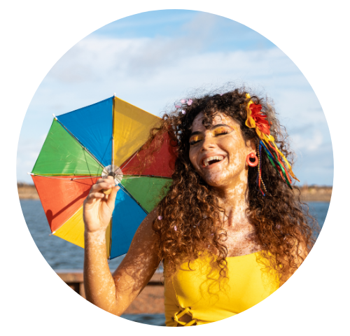 Mulher está dançando durante o carnaval