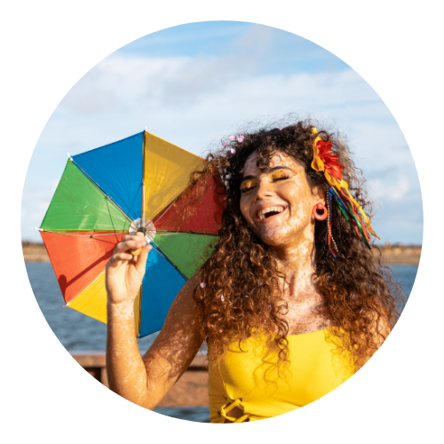 Mulher está dançando durante o carnaval