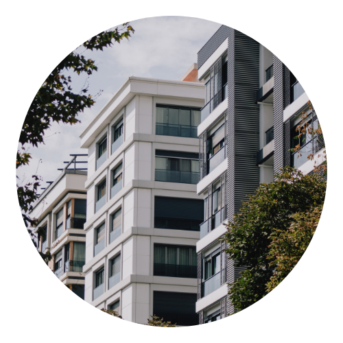 Condomínios que usam sistema de baterias em seu sistema de energia solar.