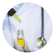 Médico está com frasco de conta-gotas de óleo de cannabis