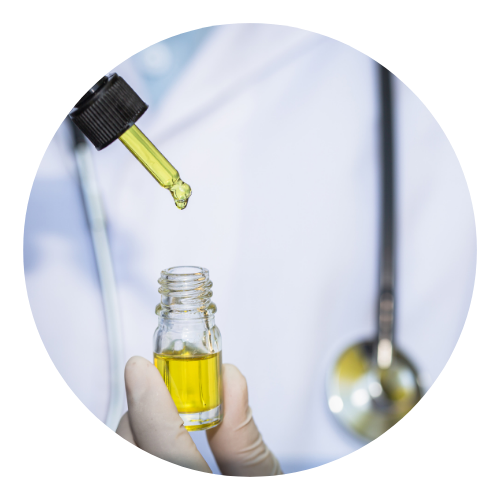 Médico está com frasco de conta-gotas de óleo de cannabis