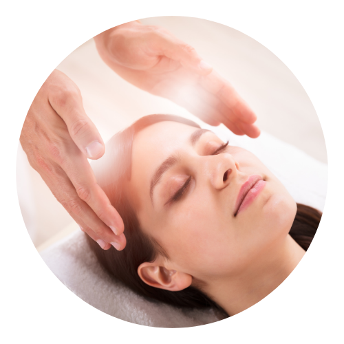Mulher recebendo tratamento de Reiki