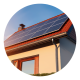 Telhado de residência com instalação de sistema solar.