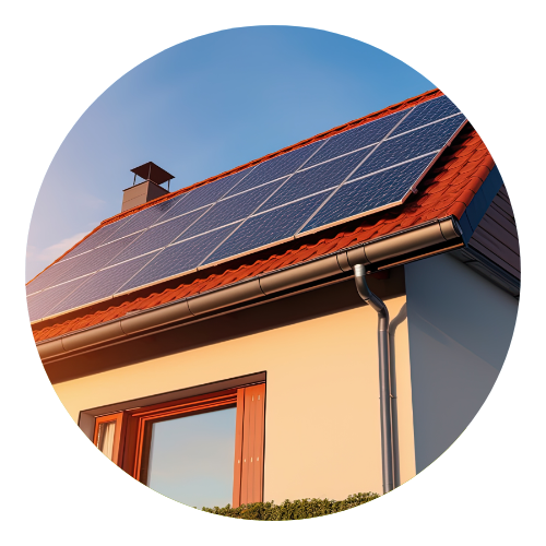 Telhado de residência com instalação de sistema solar.