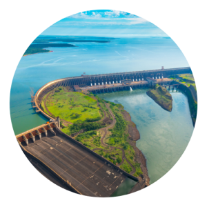 Visão aérea da usina de Itaipu, empresas estão indo para o Paraguai para criar data center que suporta a demanda energética de inteligência artificial.