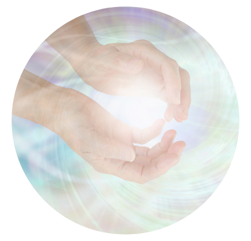 Mãos abertas e juntas emitindo luz para realizar a cura quântica.