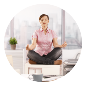 Mulher fazendo meditação no escritório, com estímulo de ações da NR-01
