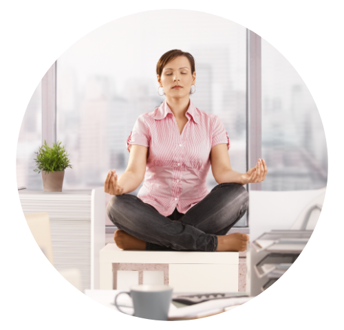 Mulher fazendo meditação no escritório, com estímulo de ações da NR-01