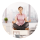 Mulher fazendo meditação no escritório, com estímulo de ações da NR-01