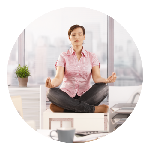 Mulher fazendo meditação no escritório, com estímulo de ações da NR-01