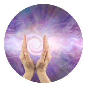 Mulher manipulando energias com as mãos para aplicação de Reiki