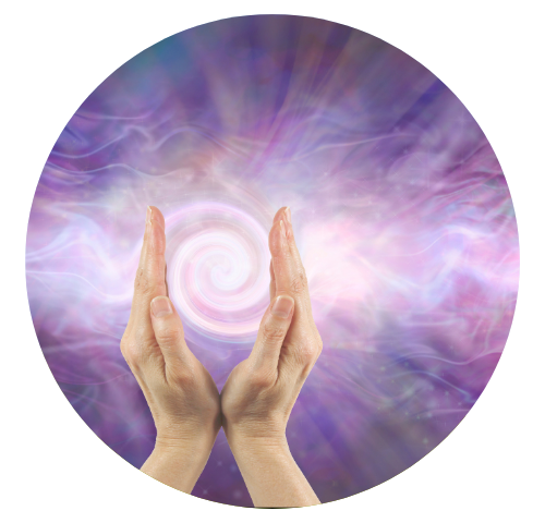 Mulher manipulando energias com as mãos para aplicação de Reiki