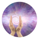 Mulher manipulando energias com as mãos para aplicação de Reiki