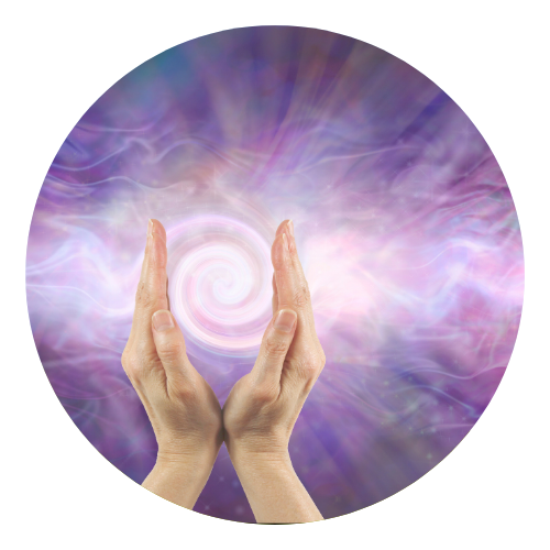 Mulher manipulando energias com as mãos para aplicação de Reiki