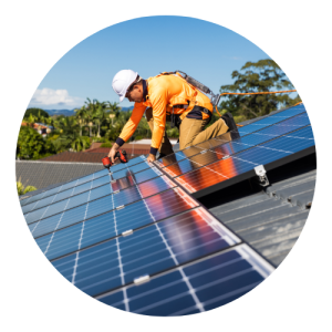Técnico instala placas de energia solar em telhado de residência.
