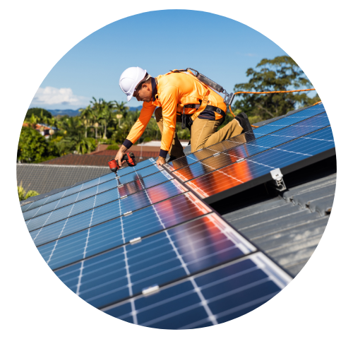Técnico instala placas de energia solar em telhado de residência.