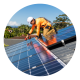 Técnico instala placas de energia solar em telhado de residência.
