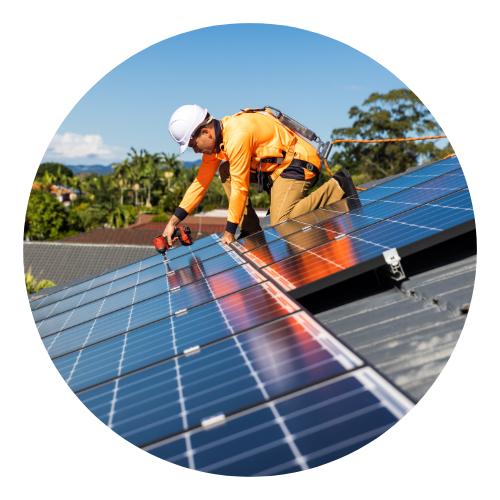 Técnico instala placas de energia solar em telhado de residência.
