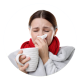 Mulher com gripe, tomando chá e soando o nariz.